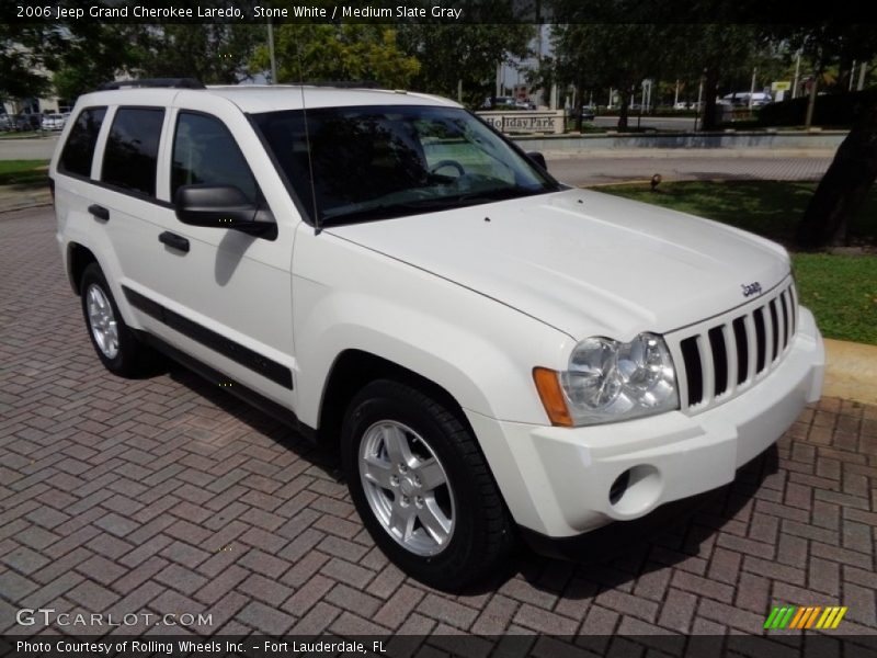 Front 3/4 View of 2006 Grand Cherokee Laredo