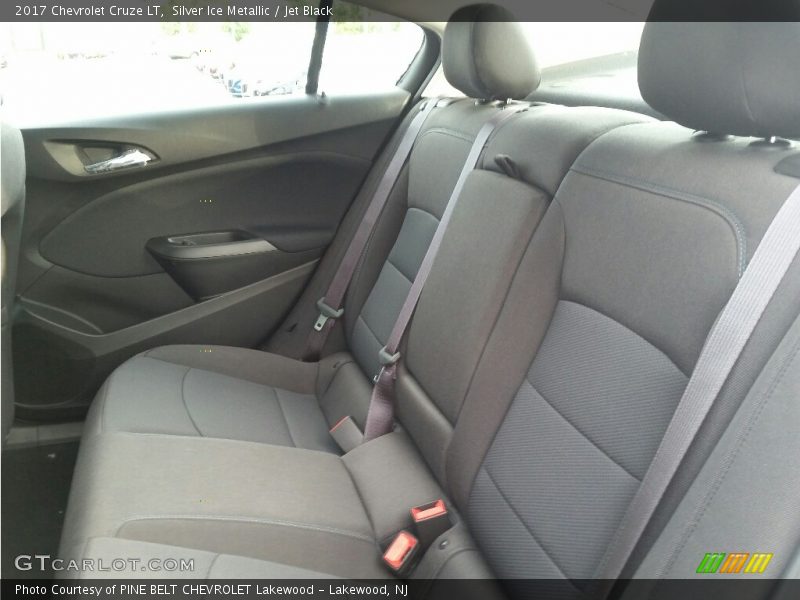 Silver Ice Metallic / Jet Black 2017 Chevrolet Cruze LT