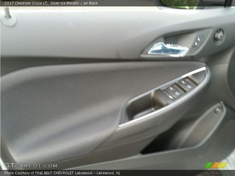Silver Ice Metallic / Jet Black 2017 Chevrolet Cruze LT