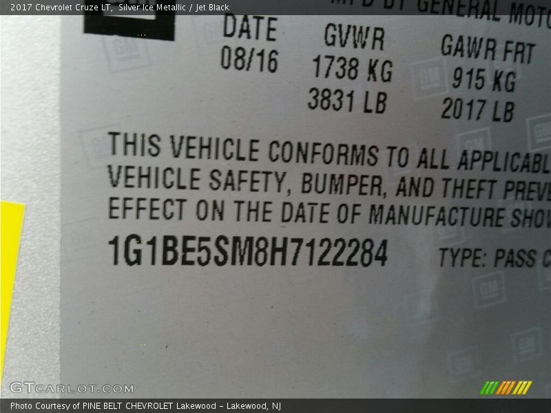 Silver Ice Metallic / Jet Black 2017 Chevrolet Cruze LT