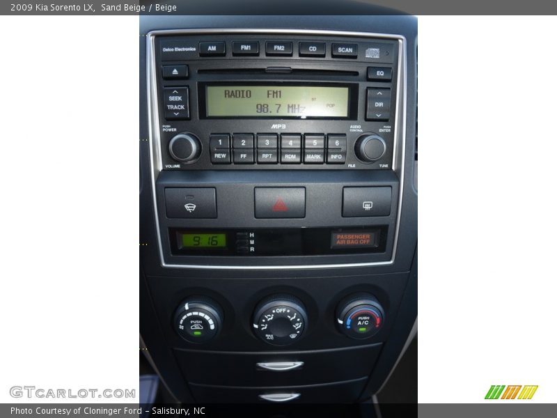 Sand Beige / Beige 2009 Kia Sorento LX