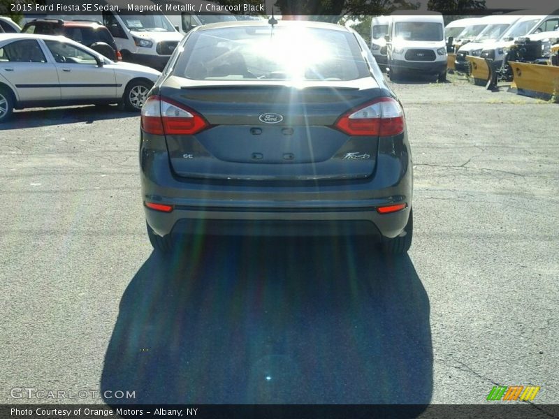 Magnetic Metallic / Charcoal Black 2015 Ford Fiesta SE Sedan
