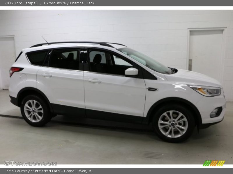 Oxford White / Charcoal Black 2017 Ford Escape SE
