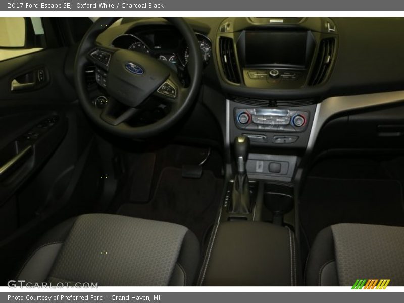 Oxford White / Charcoal Black 2017 Ford Escape SE