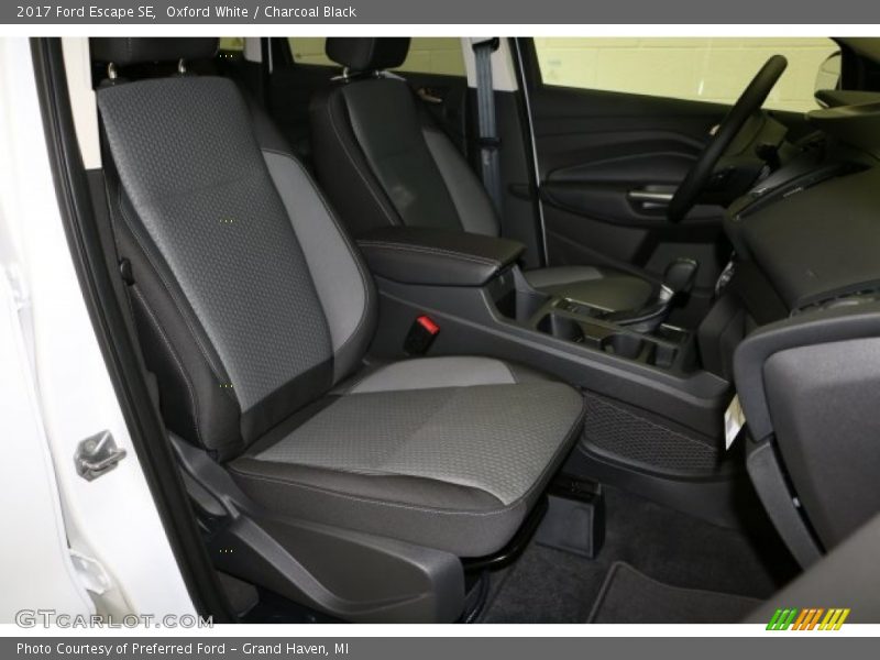 Oxford White / Charcoal Black 2017 Ford Escape SE