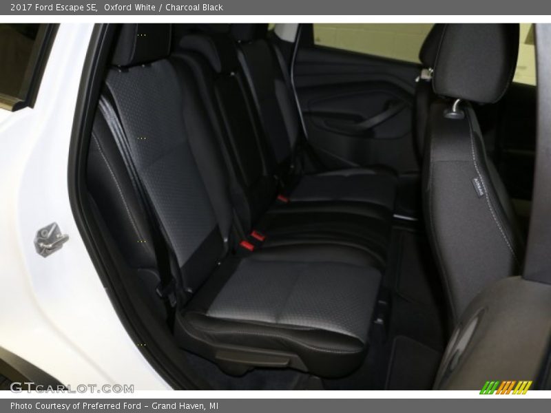 Oxford White / Charcoal Black 2017 Ford Escape SE