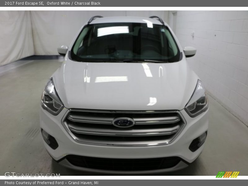 Oxford White / Charcoal Black 2017 Ford Escape SE