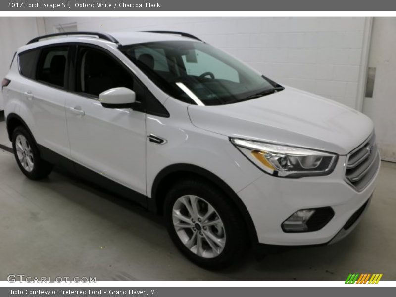 Oxford White / Charcoal Black 2017 Ford Escape SE