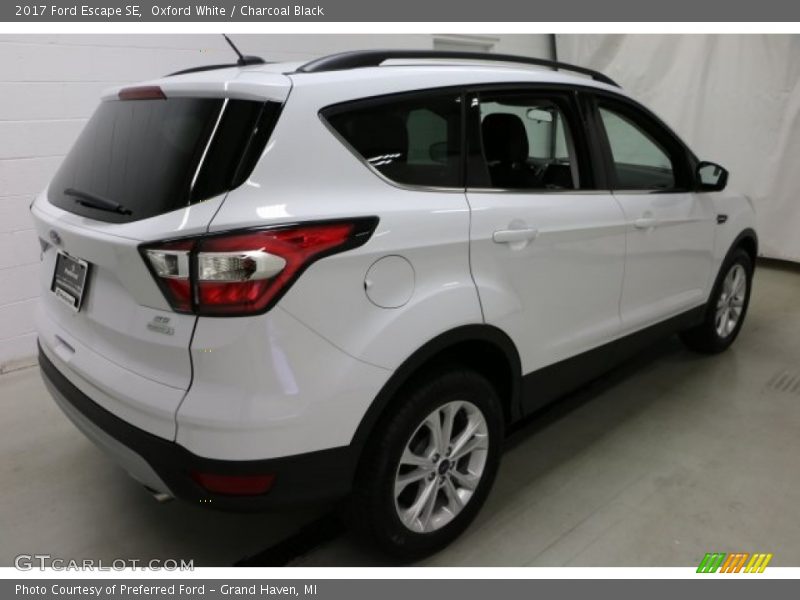 Oxford White / Charcoal Black 2017 Ford Escape SE