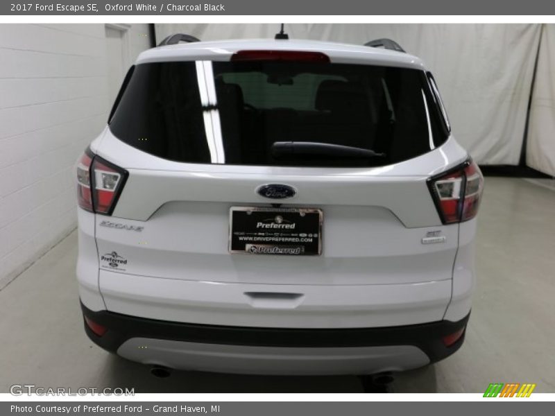Oxford White / Charcoal Black 2017 Ford Escape SE