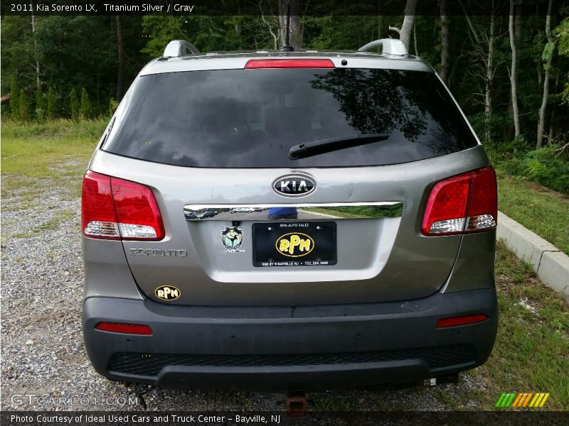 Titanium Silver / Gray 2011 Kia Sorento LX