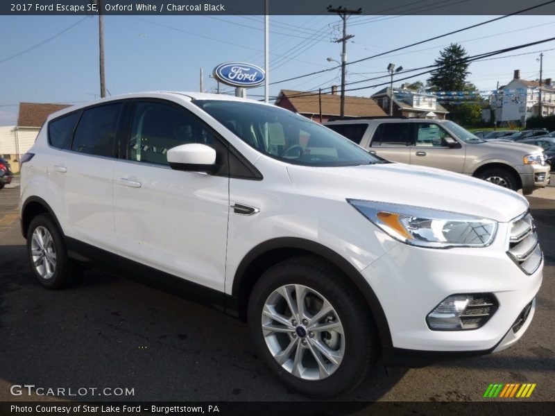 Oxford White / Charcoal Black 2017 Ford Escape SE