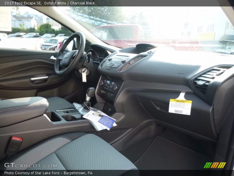 Oxford White / Charcoal Black 2017 Ford Escape SE