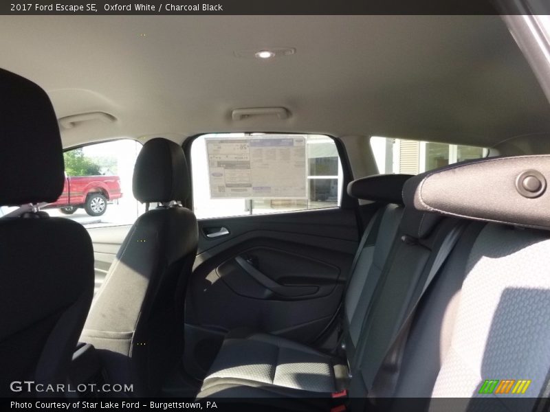 Oxford White / Charcoal Black 2017 Ford Escape SE