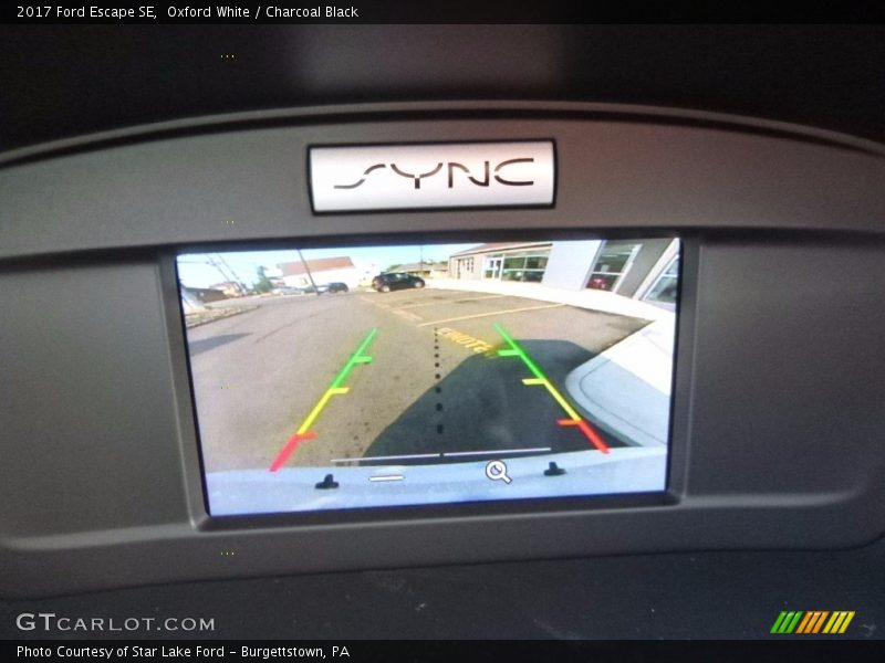Oxford White / Charcoal Black 2017 Ford Escape SE