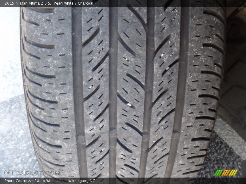 Pearl White / Charcoal 2015 Nissan Altima 2.5 S