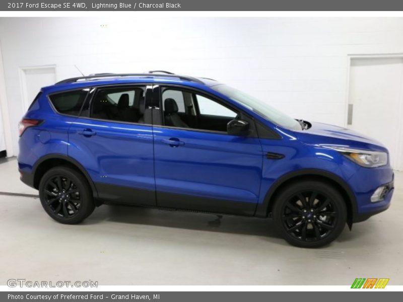 Lightning Blue / Charcoal Black 2017 Ford Escape SE 4WD