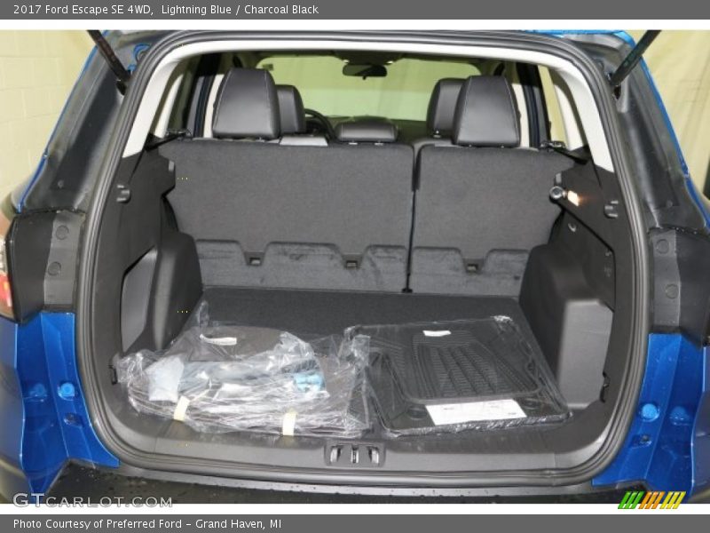 Lightning Blue / Charcoal Black 2017 Ford Escape SE 4WD