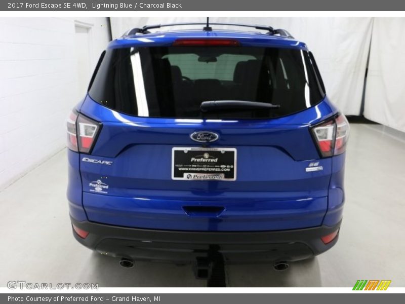 Lightning Blue / Charcoal Black 2017 Ford Escape SE 4WD
