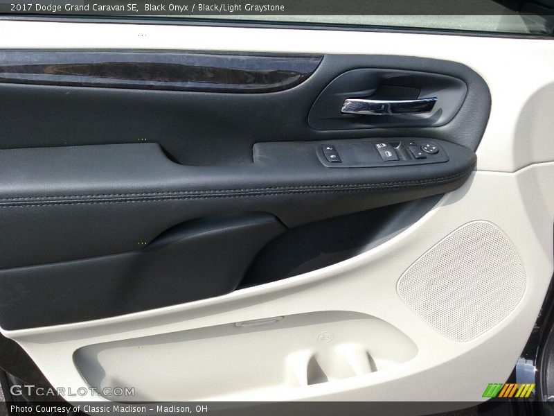 Black Onyx / Black/Light Graystone 2017 Dodge Grand Caravan SE