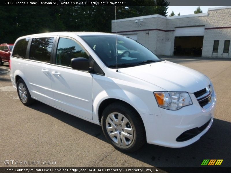 Front 3/4 View of 2017 Grand Caravan SE