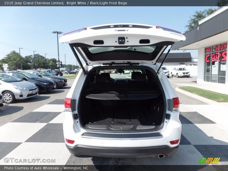 Bright White / Black/Light Frost Beige 2016 Jeep Grand Cherokee Limited