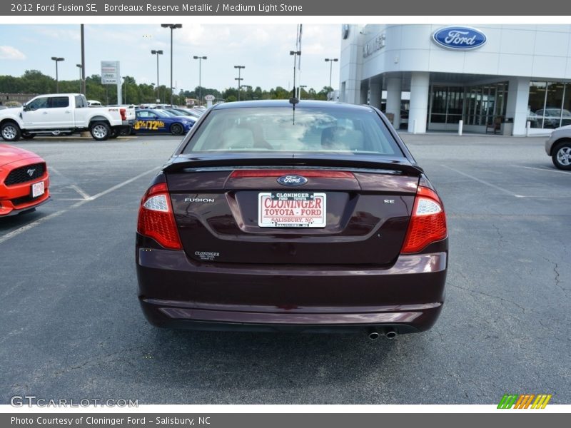 Bordeaux Reserve Metallic / Medium Light Stone 2012 Ford Fusion SE
