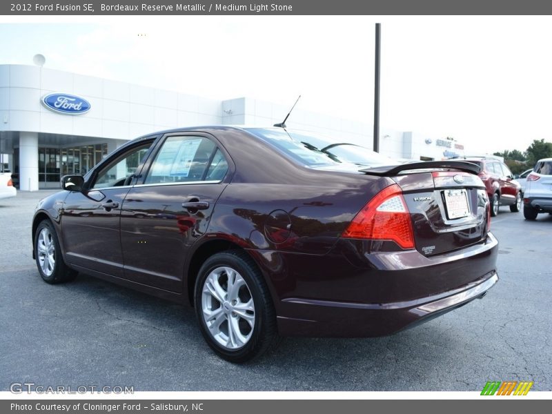 Bordeaux Reserve Metallic / Medium Light Stone 2012 Ford Fusion SE