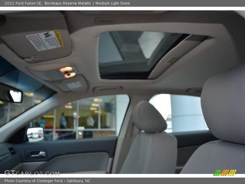 Bordeaux Reserve Metallic / Medium Light Stone 2012 Ford Fusion SE