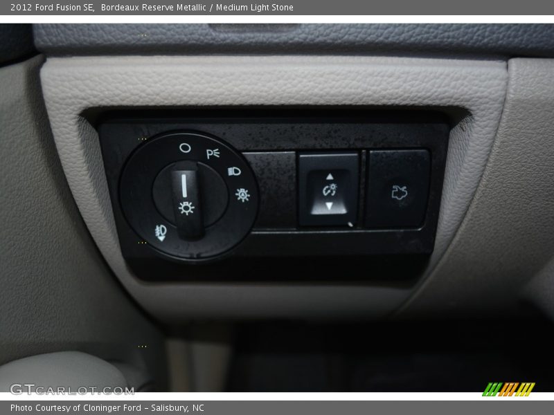 Bordeaux Reserve Metallic / Medium Light Stone 2012 Ford Fusion SE