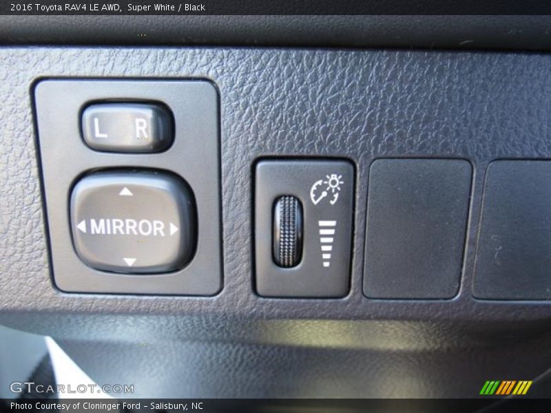 Super White / Black 2016 Toyota RAV4 LE AWD
