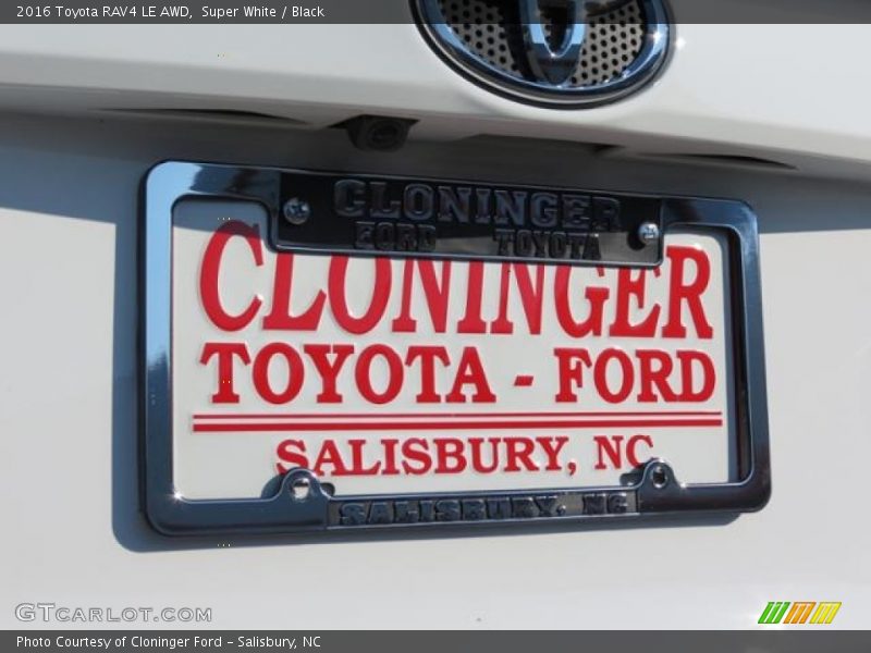 Super White / Black 2016 Toyota RAV4 LE AWD