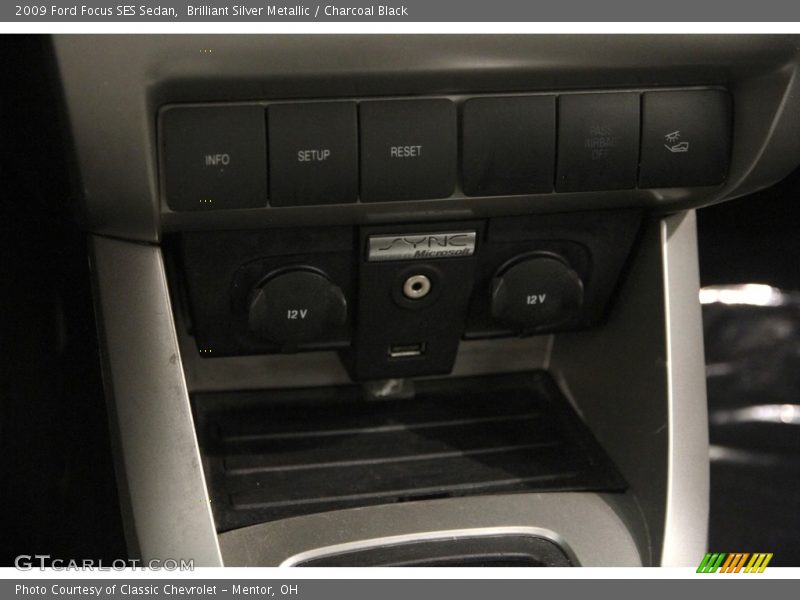 Brilliant Silver Metallic / Charcoal Black 2009 Ford Focus SES Sedan