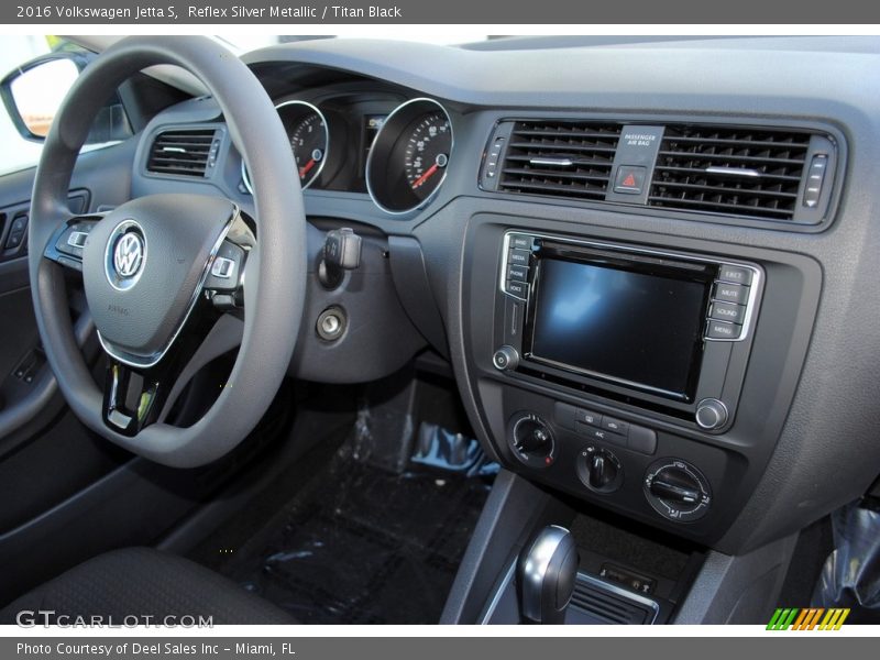 Reflex Silver Metallic / Titan Black 2016 Volkswagen Jetta S