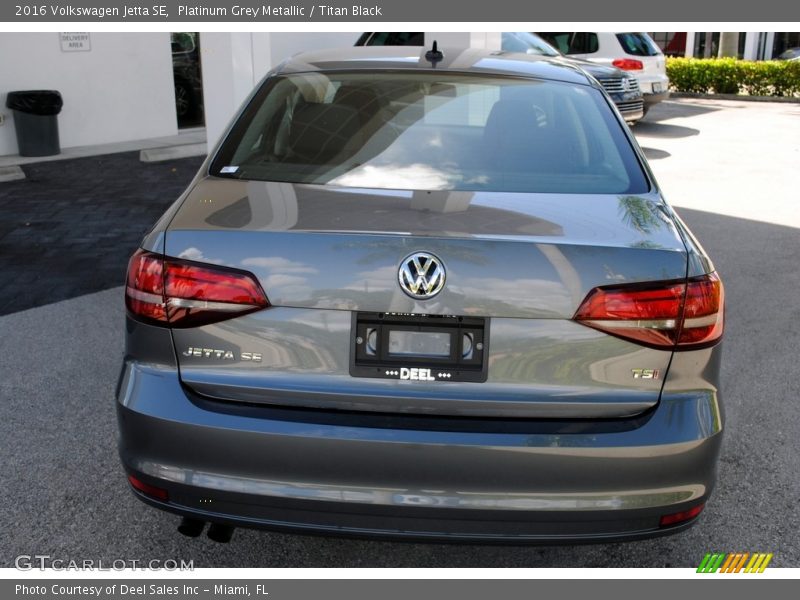 Platinum Grey Metallic / Titan Black 2016 Volkswagen Jetta SE
