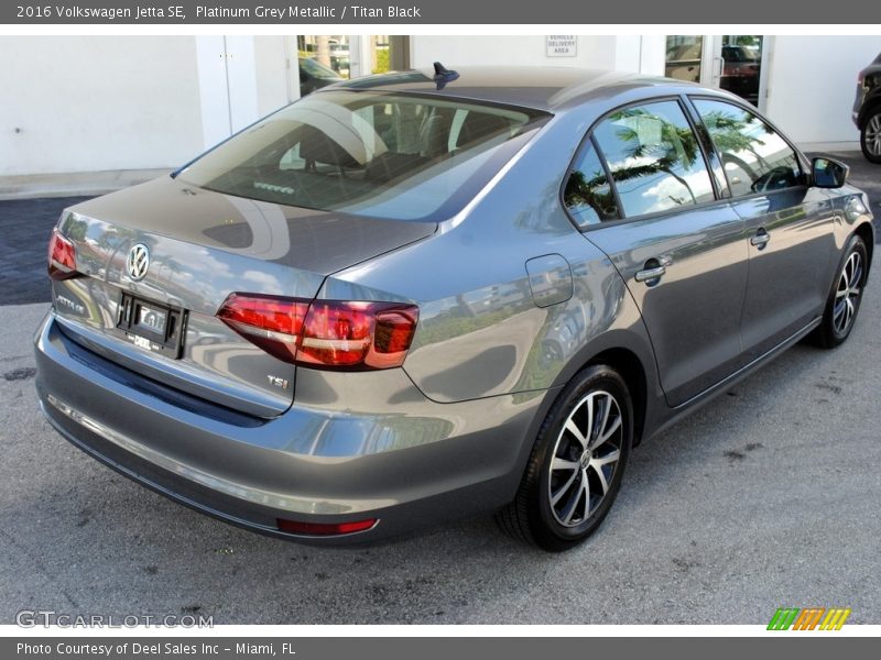Platinum Grey Metallic / Titan Black 2016 Volkswagen Jetta SE