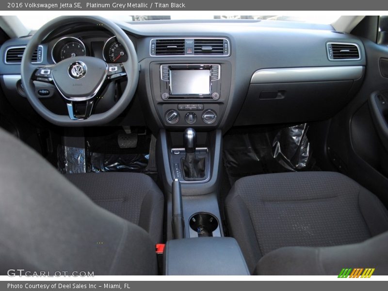 Platinum Grey Metallic / Titan Black 2016 Volkswagen Jetta SE