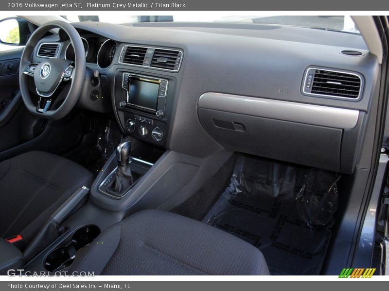 Platinum Grey Metallic / Titan Black 2016 Volkswagen Jetta SE