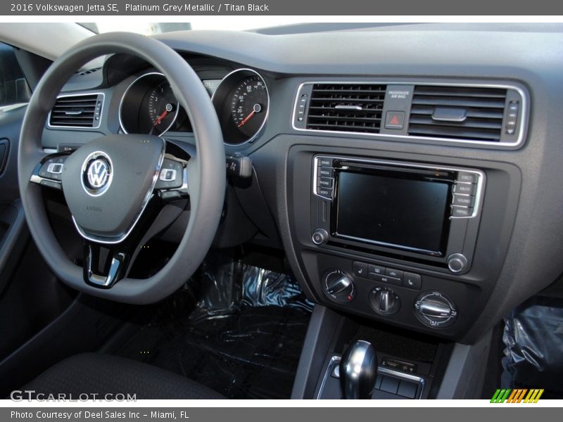 Platinum Grey Metallic / Titan Black 2016 Volkswagen Jetta SE