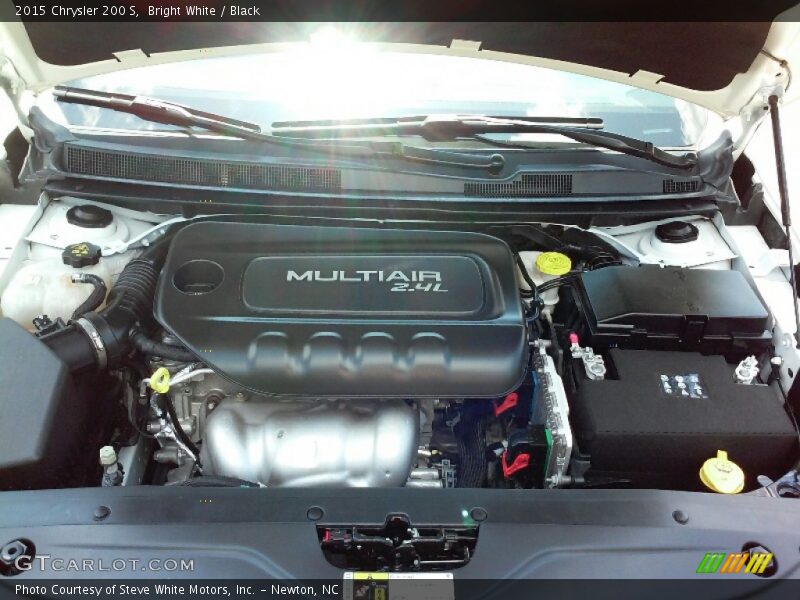 Bright White / Black 2015 Chrysler 200 S