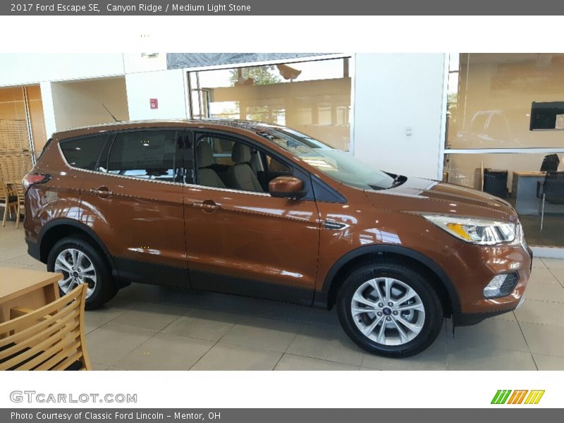 Front 3/4 View of 2017 Escape SE