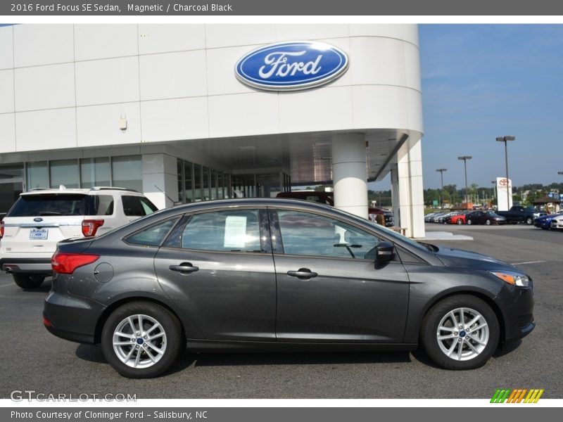 Magnetic / Charcoal Black 2016 Ford Focus SE Sedan