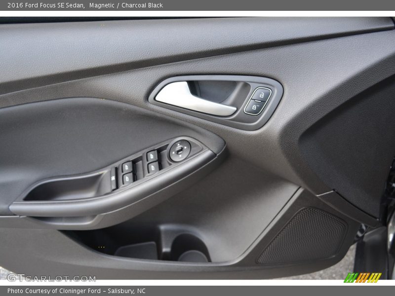 Magnetic / Charcoal Black 2016 Ford Focus SE Sedan