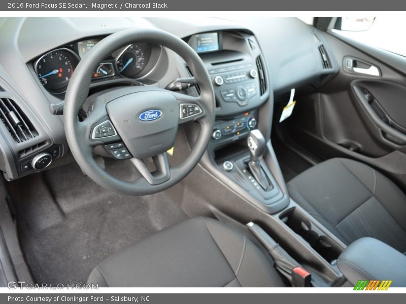 Magnetic / Charcoal Black 2016 Ford Focus SE Sedan