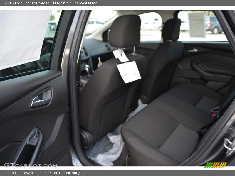 Magnetic / Charcoal Black 2016 Ford Focus SE Sedan