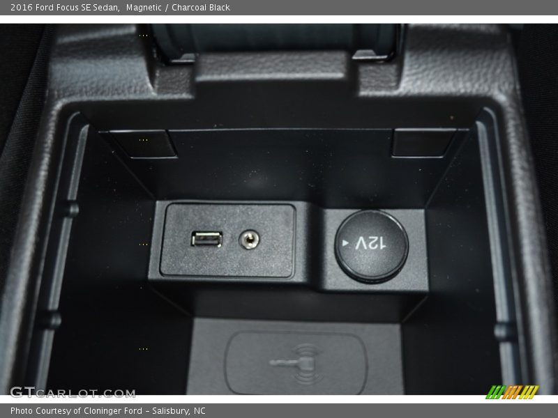 Magnetic / Charcoal Black 2016 Ford Focus SE Sedan