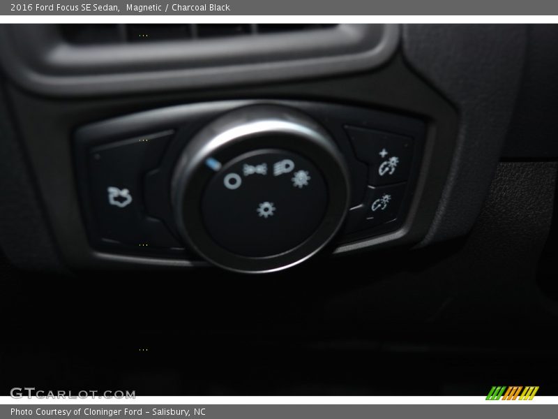Magnetic / Charcoal Black 2016 Ford Focus SE Sedan