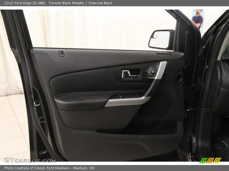Tuxedo Black Metallic / Charcoal Black 2013 Ford Edge SE AWD