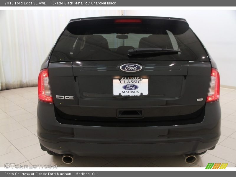 Tuxedo Black Metallic / Charcoal Black 2013 Ford Edge SE AWD