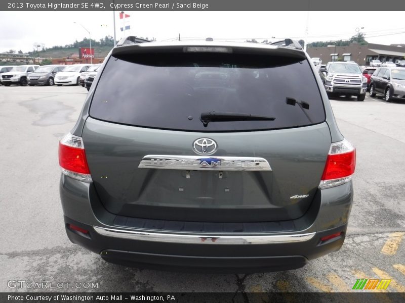 Cypress Green Pearl / Sand Beige 2013 Toyota Highlander SE 4WD